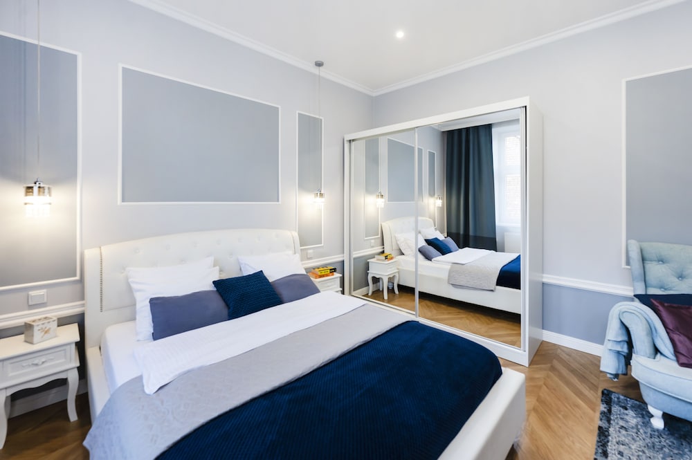 Luxury Apartment (2nd Floor Apartment at Backyard)