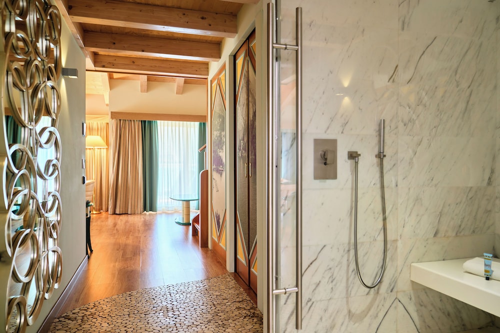 Deluxe Suite, Jetted Tub - Photo 7