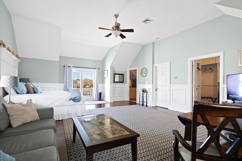 King Luxury Suite Overlooking the Bay