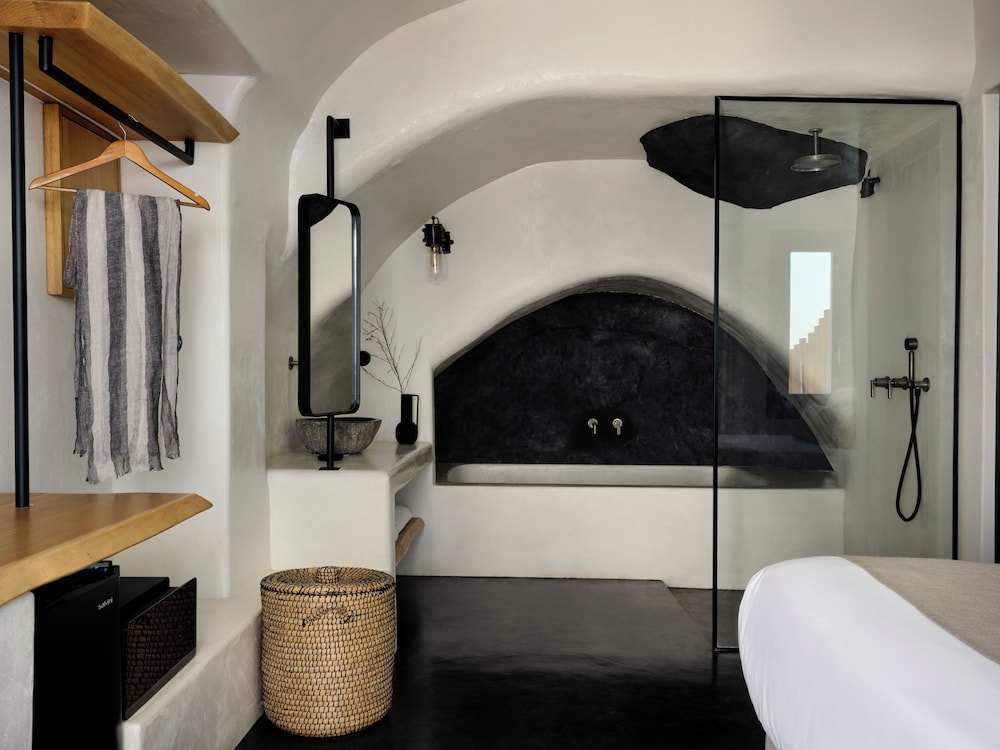 Rocca Dome with Caldera View, Bathtub & Outdoor Hot Tub - Photo 3