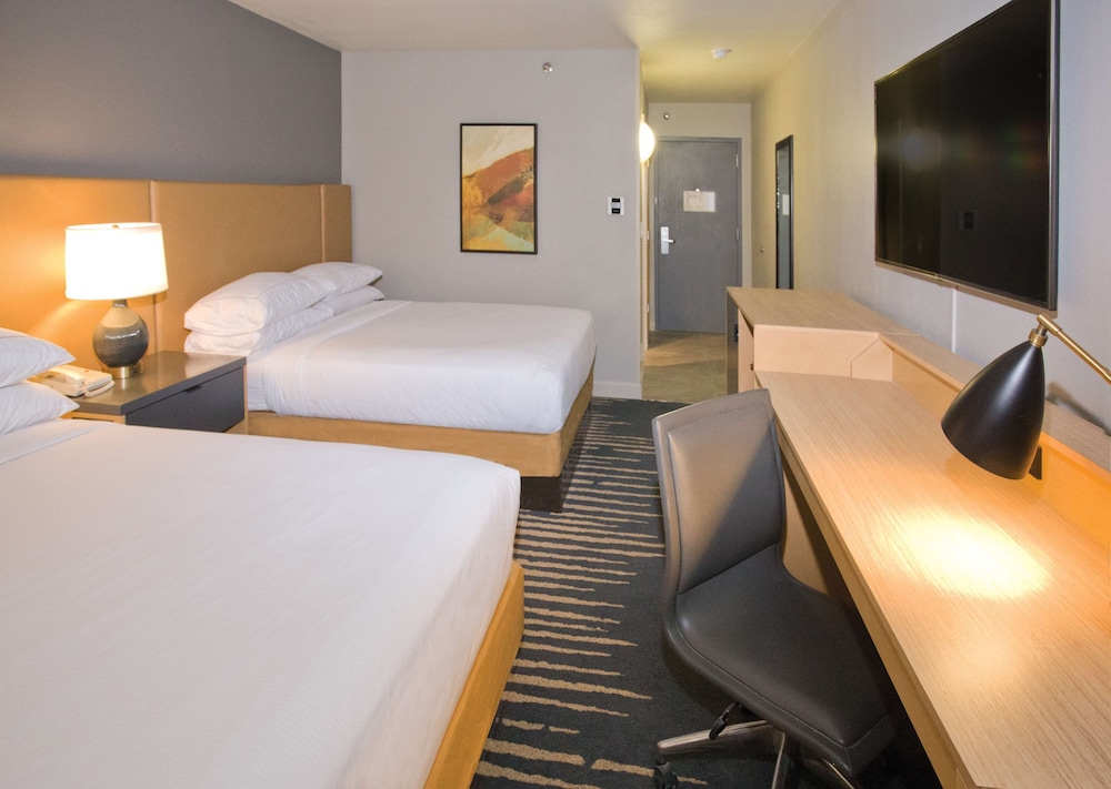 Room, 2 Queen Beds, Pool View photo 2