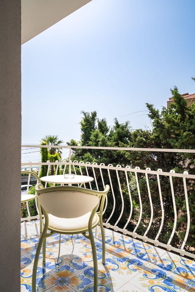 Comfort Double Room, Partial Sea View thumbnail 5