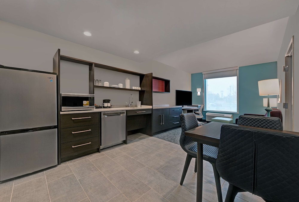 Suite, 1 King Bed, Accessible (Roll-In Shower) - Photo 3