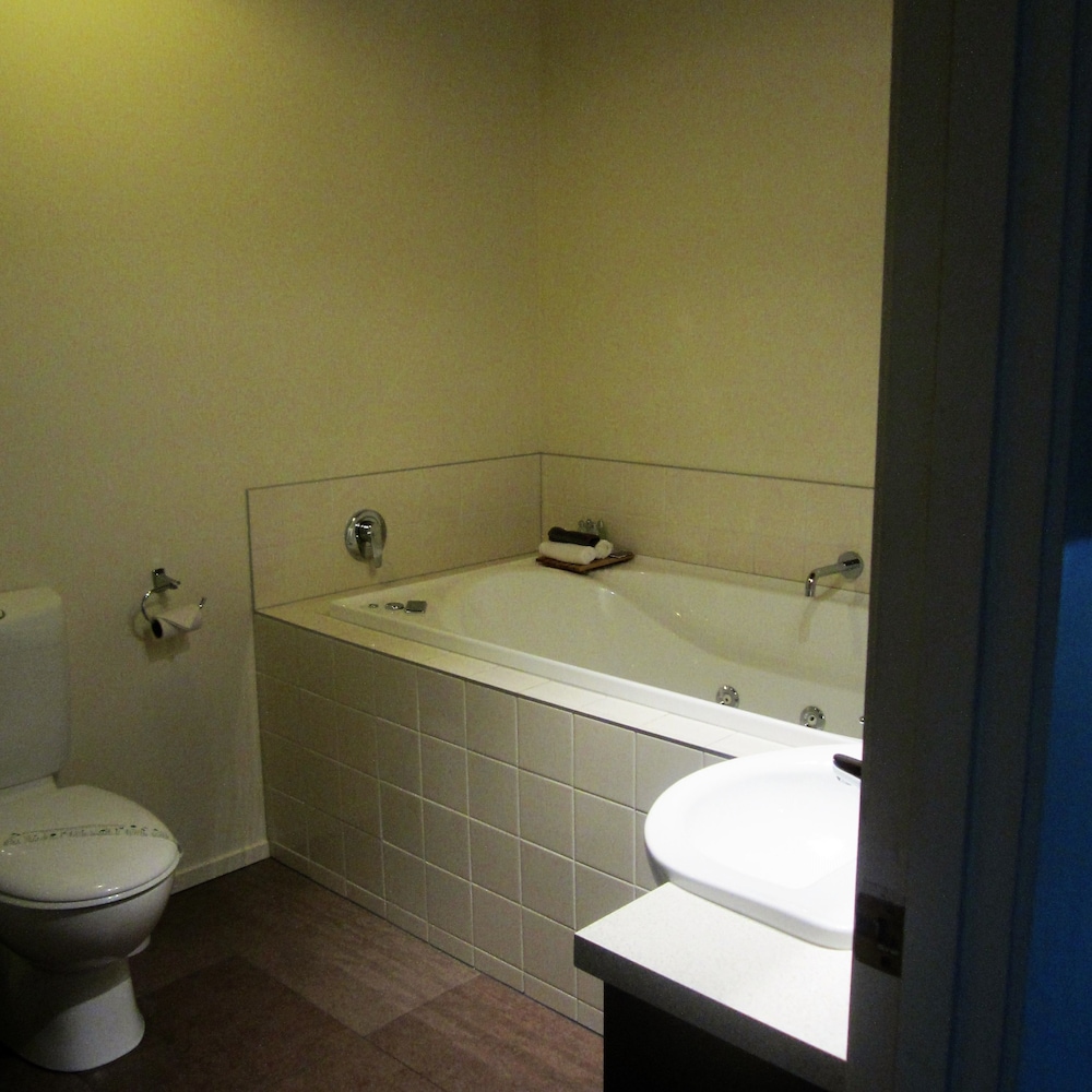 Suite (Luxury 5 person Suite with Spa) photo 3