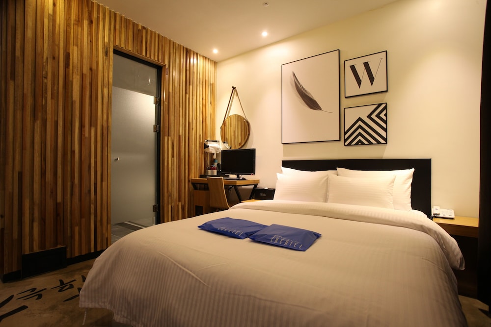 Standard Double Room, 1 Bedroom, Non Smoking - Photo 2