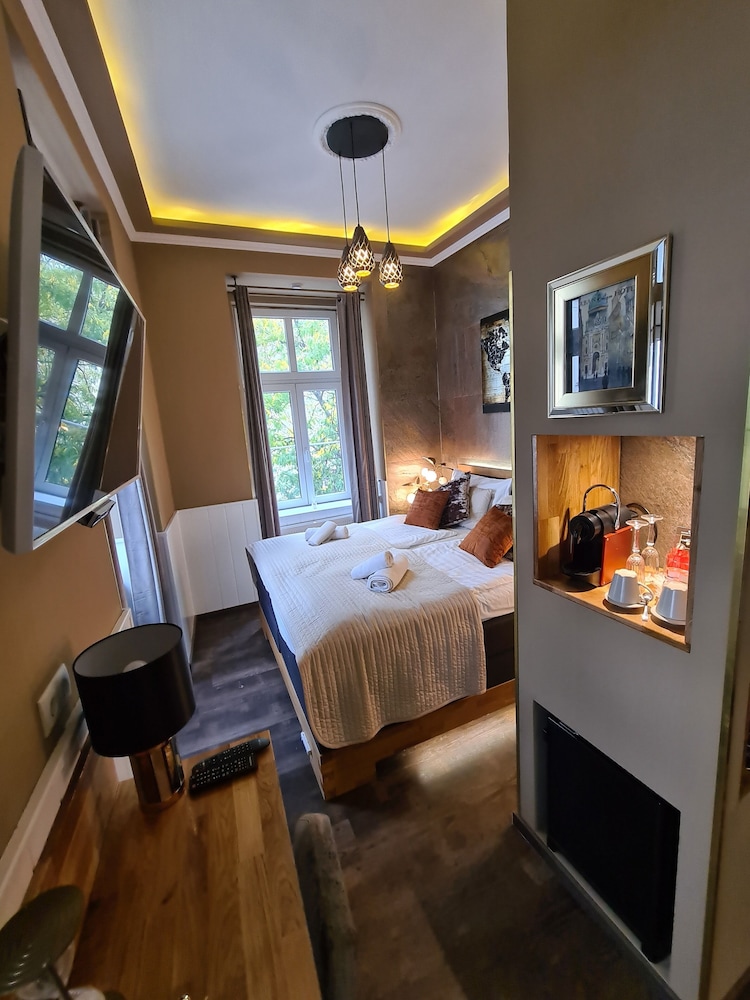 Deluxe Room, 1 Queen Bed, City View