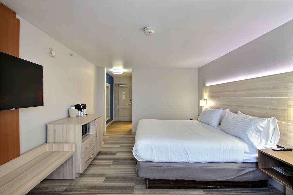 Standard Room, 1 King Bed - Photo 1