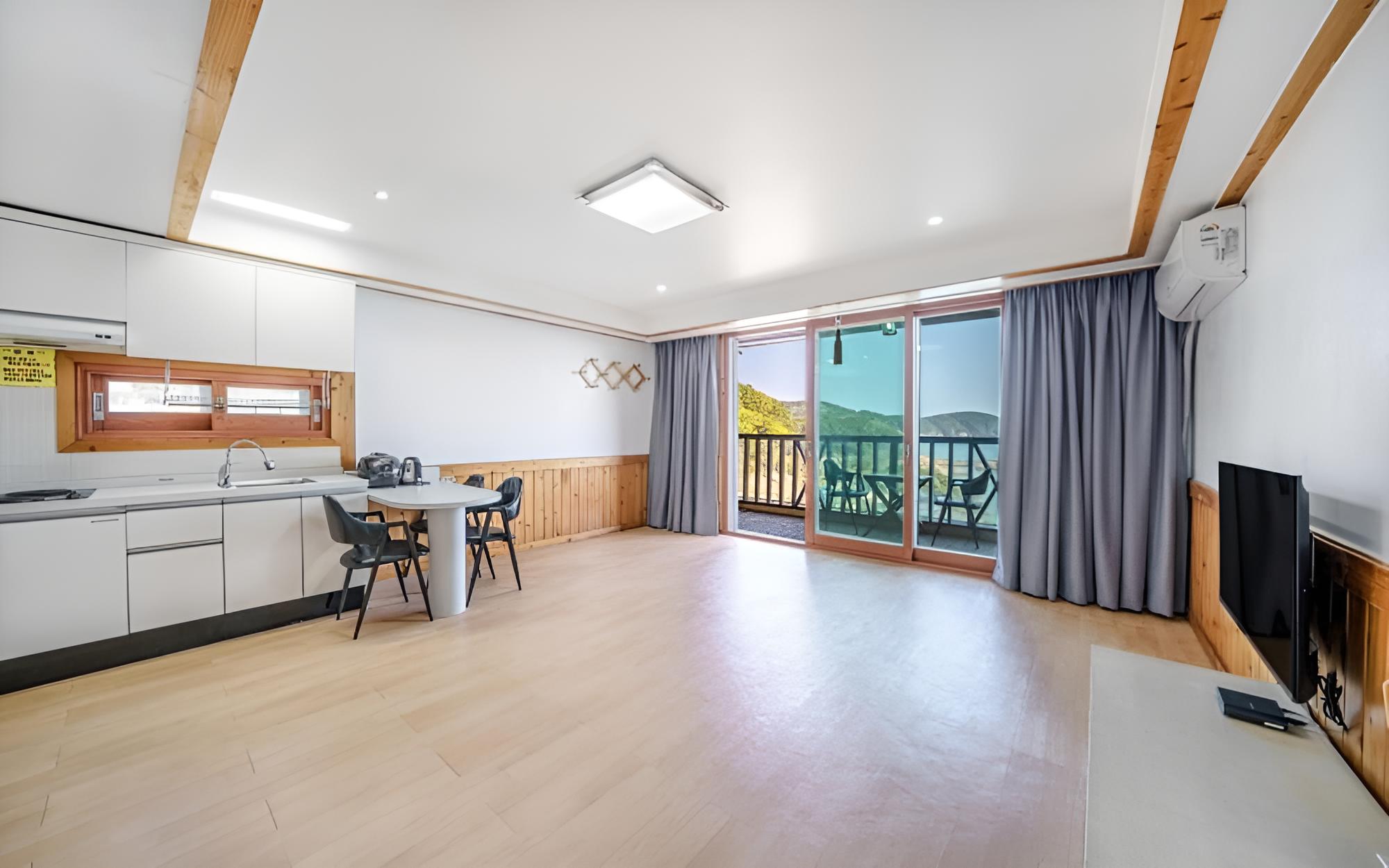 Room (Haedong 201 (Ocean View)) - Photo 2