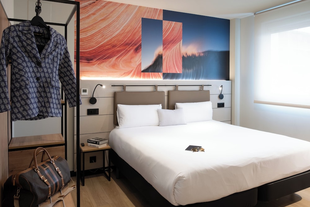 Standard Room, 1 Queen Bed photo 3