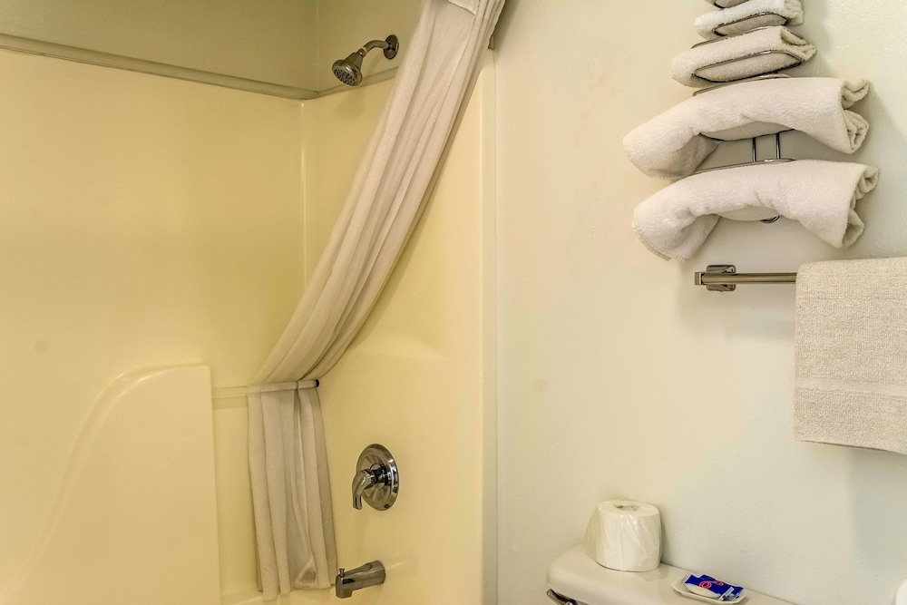 Standard Room, 1 Queen Bed, Non Smoking - Photo 9
