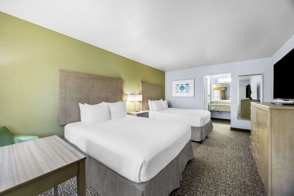 Standard Room, 2 Queen Beds, Non Smoking, Refrigerator & Microwave - Photo 1