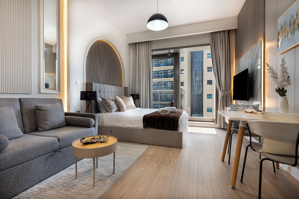 Luxury Studio, 1 King Bed with Sofa bed, Balcony, City View photo 2