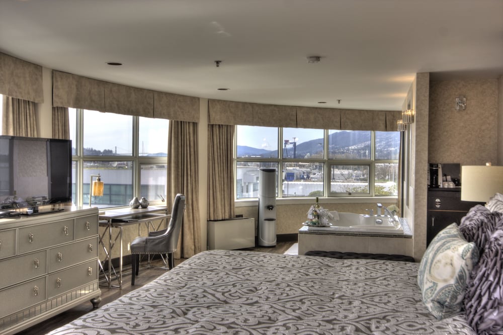 Carrie Cates Hot Tub Panoramic Penthouse Suite, Ocean View