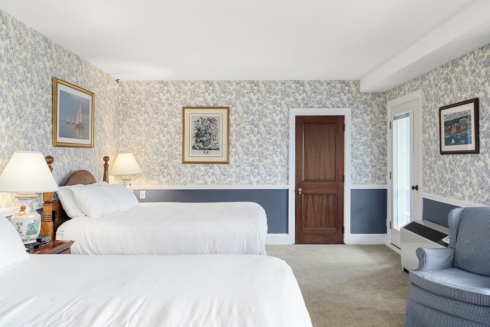 Standard Quadruple Room, 2 Queen Beds photo 1