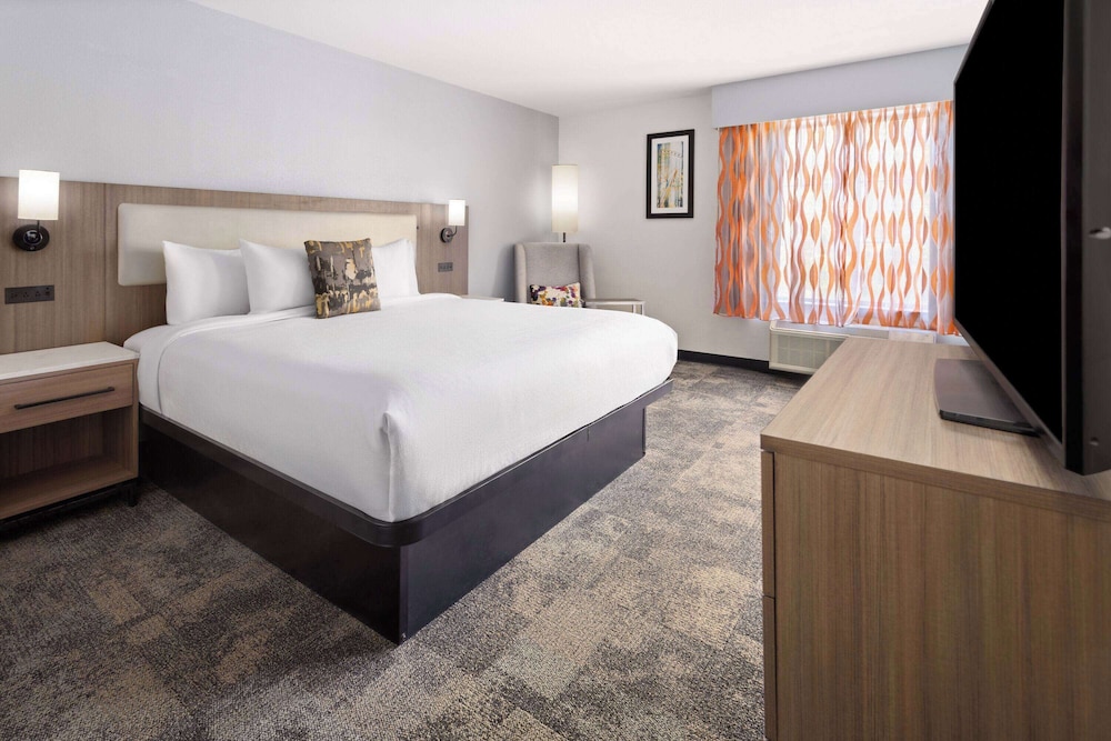 Room, 1 King Bed, Accessible, Non Smoking (Mobility) - Photo 1