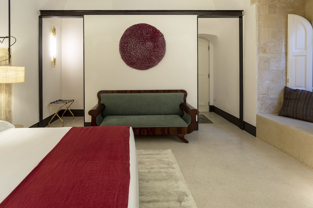 Deluxe Room, 1 King Bed, Annex Building photo 2