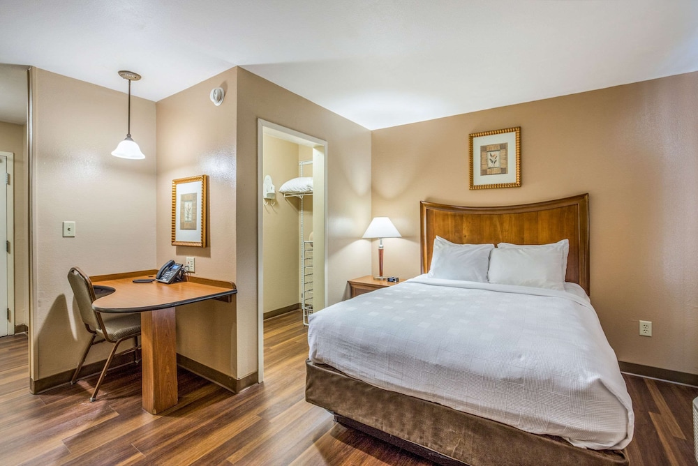 Suite, 1 Queen Bed, Non Smoking photo 2