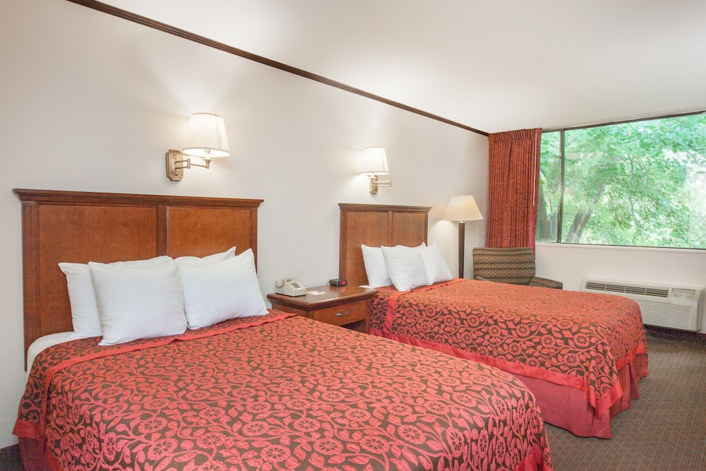 2 Double Beds - Smoking photo 1