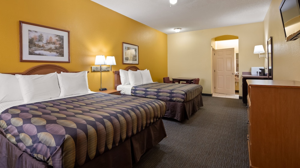 Standard Room, 2 Queen Beds, Smoking, Refrigerator & Microwave photo 2