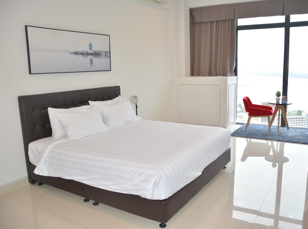 Superior Studio Suite, 1 King Bed, City View. photo 3
