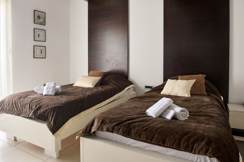 Standard Double or Twin Room - Photo 14