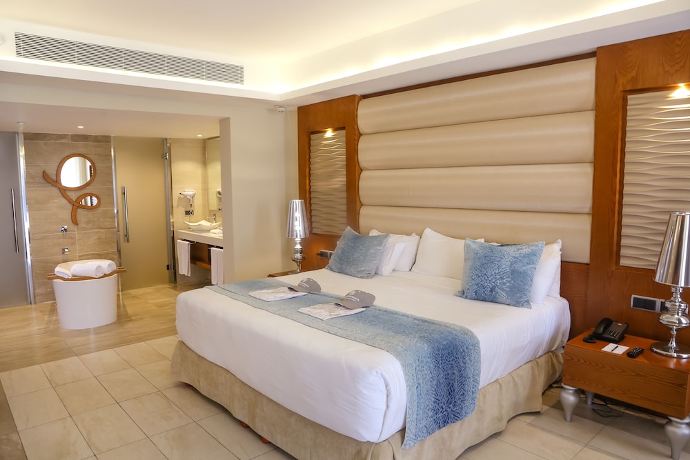 Mirage Club One Bedroom Suite With Jacuzzi - Adults Only