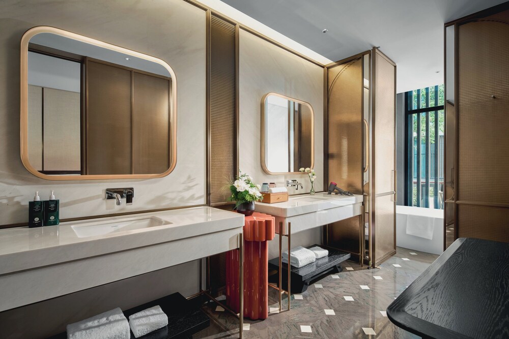 Premium Room, 1 King Bed, Accessible Bathtub, Bathtub (Garden View, Courtyard Access) photo 2