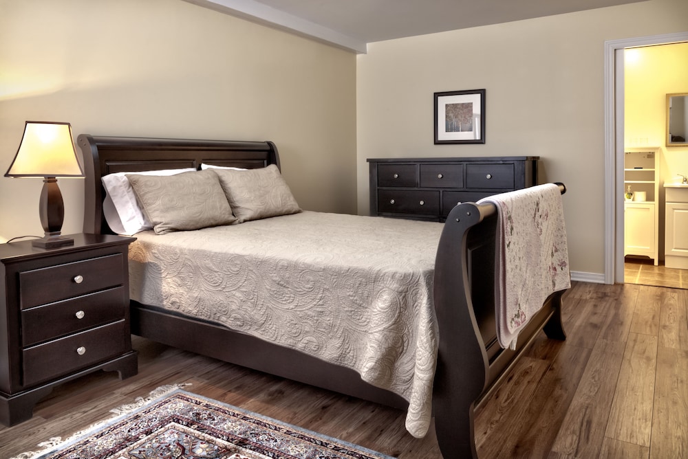 Standard Room, 1 Queen Bed (Carriage House)