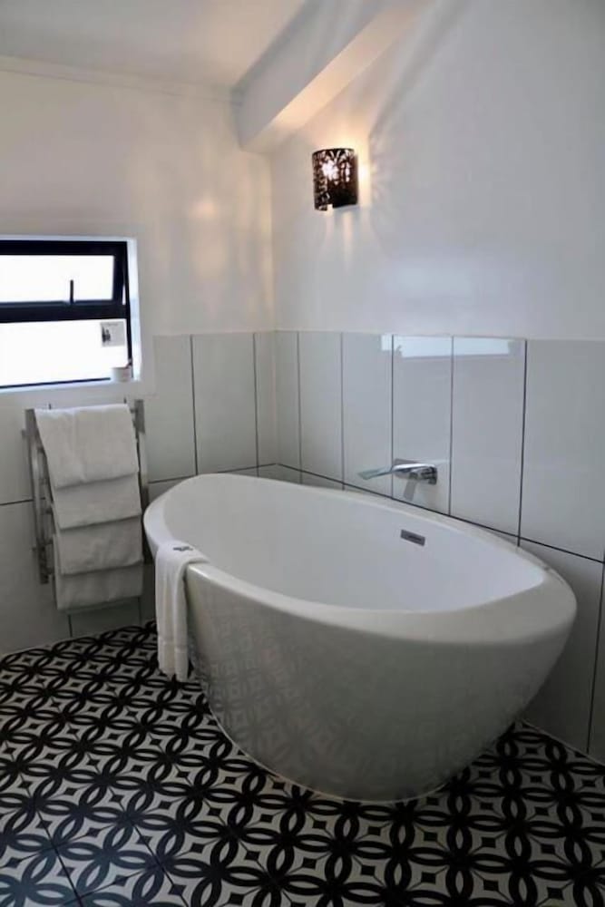 Bath Suite - Photo 3