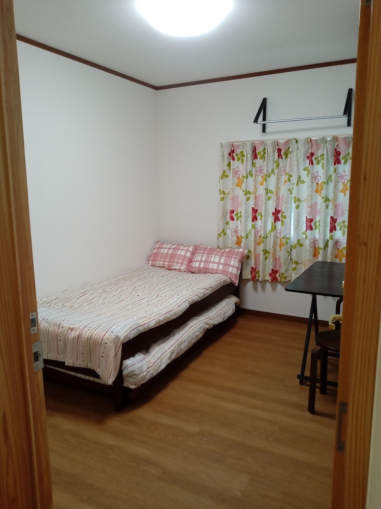 Mainbuilding202 Western-style room with bed for parent and child 7.74 m^2 (Shared toilet and shower)