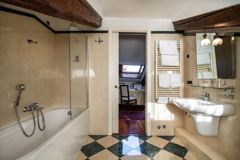 Superior Double or Twin Room, Lagoon View photo 3