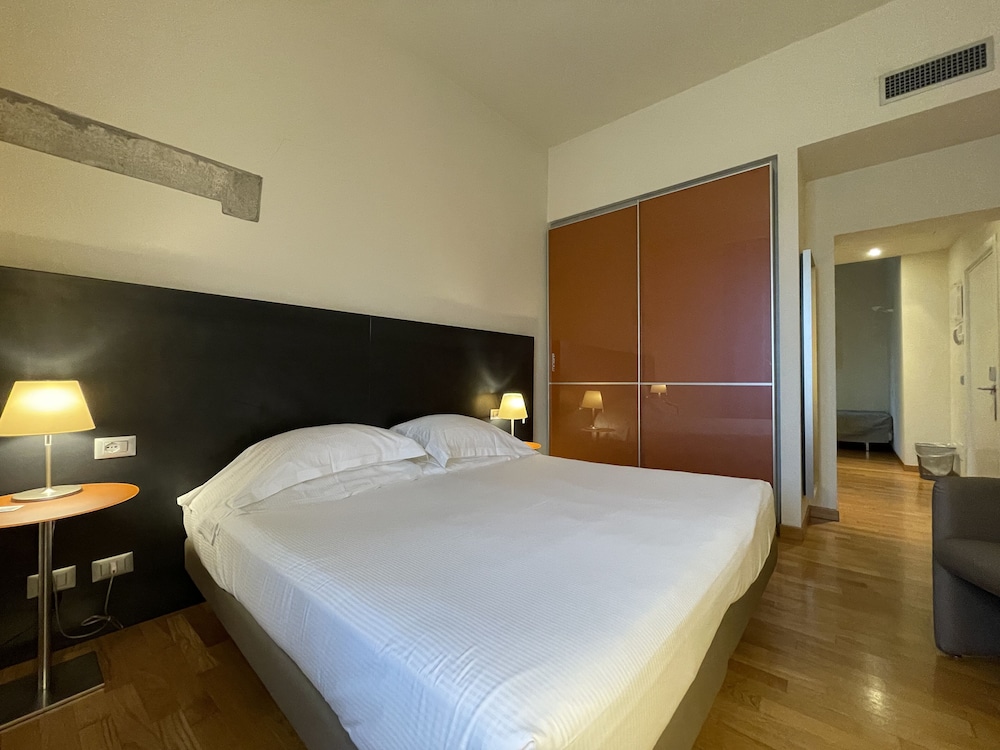 Deluxe Suite, City View - Photo 2