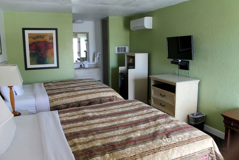 Standard Room, 2 Queen Beds - Photo 3