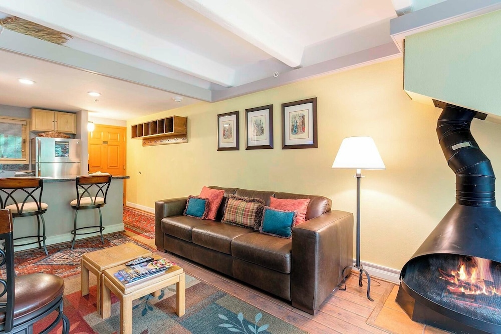 Condo (Gold) - Photo 3