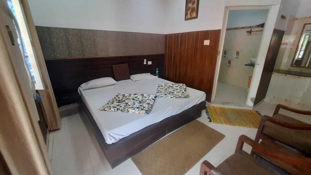 Deluxe Double Bedroom with Air Conditioning