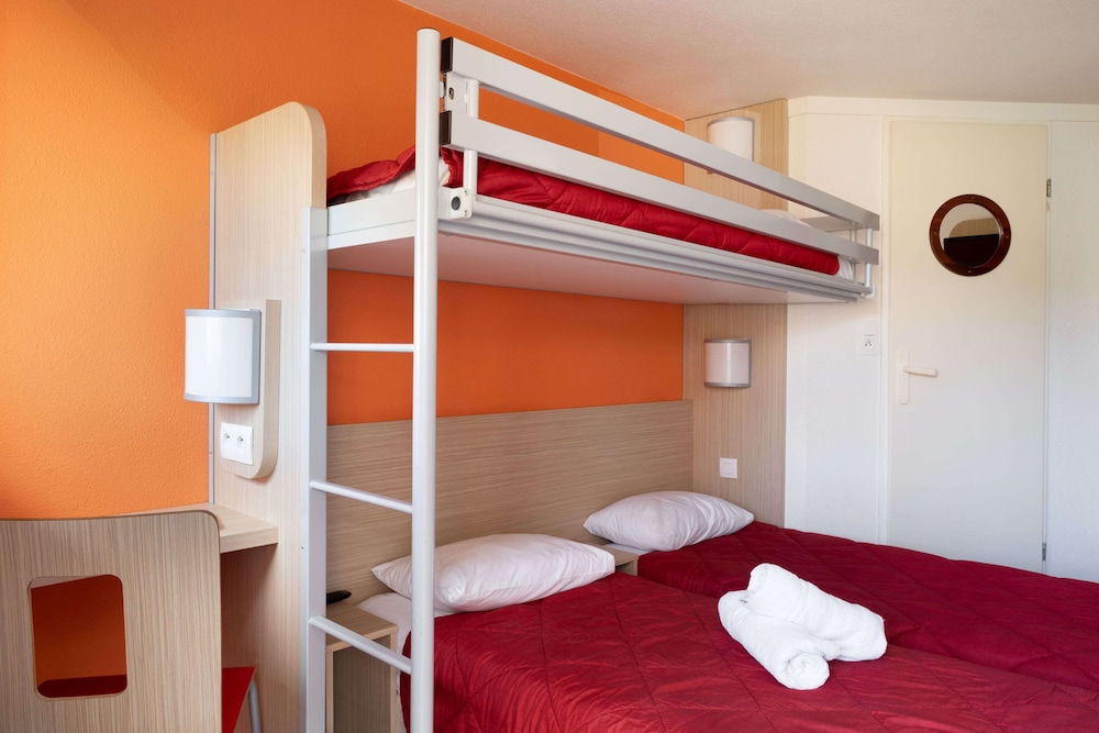 Standard Room, 3 Twin Beds - Photo 6