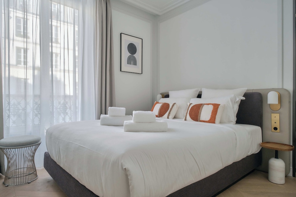 Deluxe One-Bedroom Apartment with City View 301 thumbnail 5