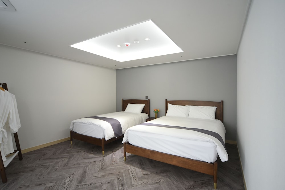 Royal Suite (Pool Access for 5)