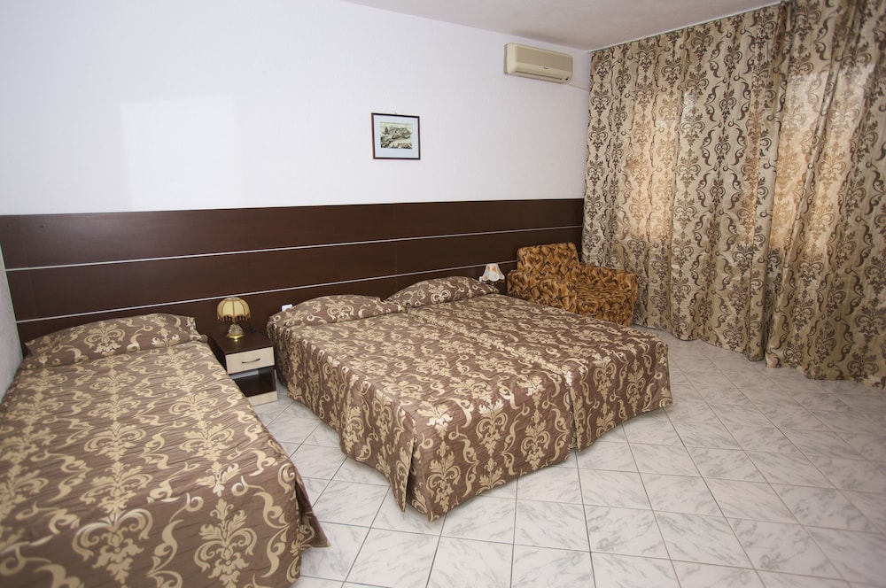 Standard Triple Room - Photo 1
