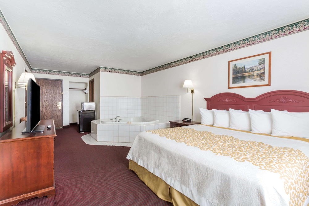 Suite, 1 King Bed - Photo 1