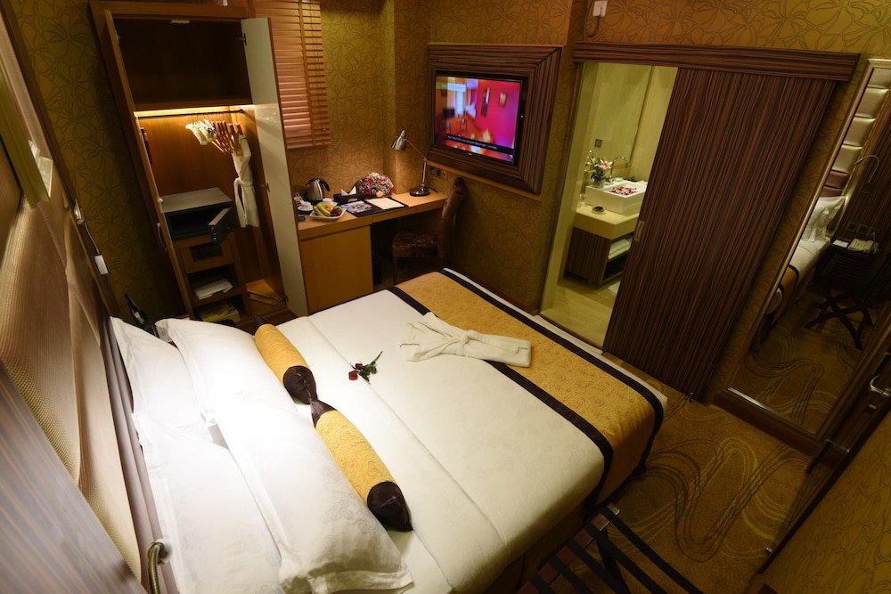 Superior Room, 1 Queen Bed, Non Smoking photo 3