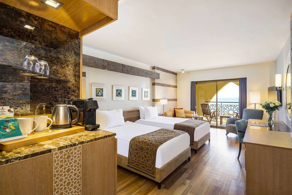 Suite, 1 King Bed, Sea View