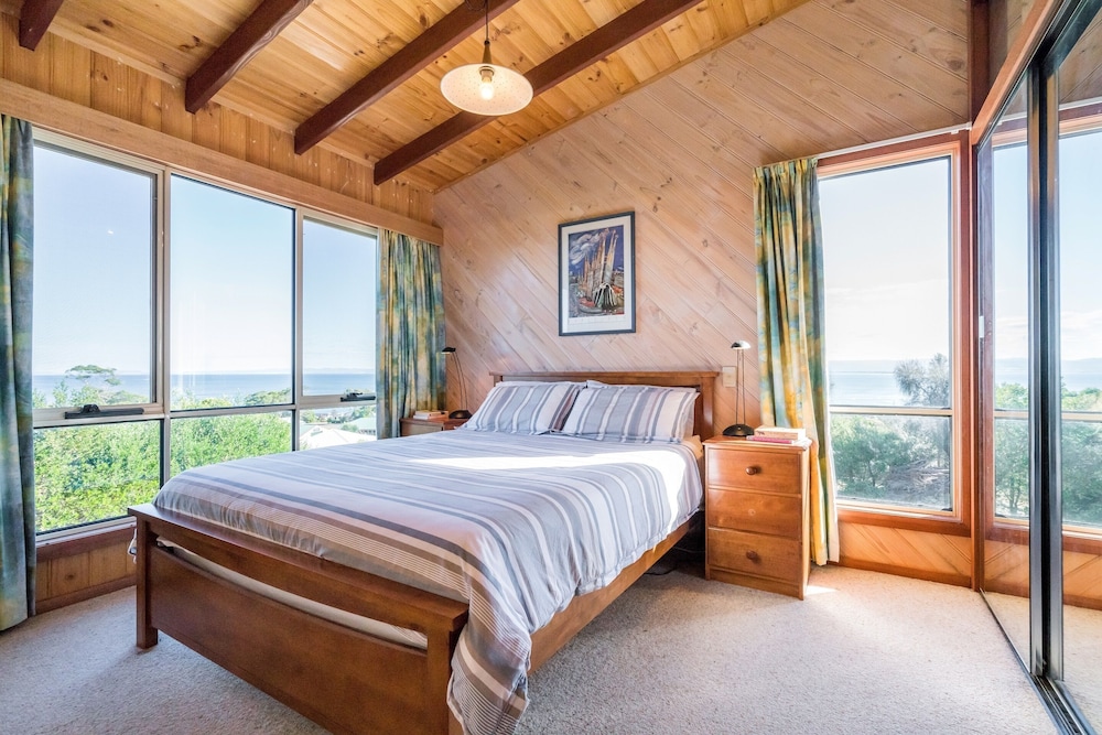 Deluxe 4 Bedroom House with Tri-Bunk Bed and Beach Views