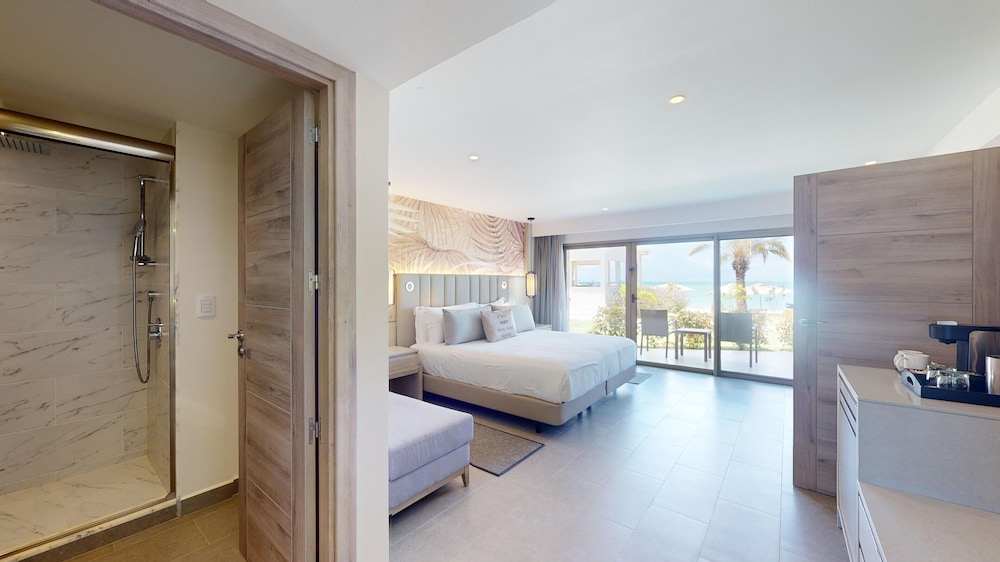 Luxury Presidential Beach Front Walkout One Bedroom Suite Diamond Club