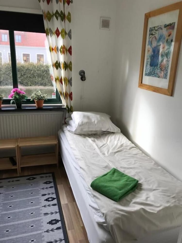 Basic Single Room, Shared Bathroom photo 2
