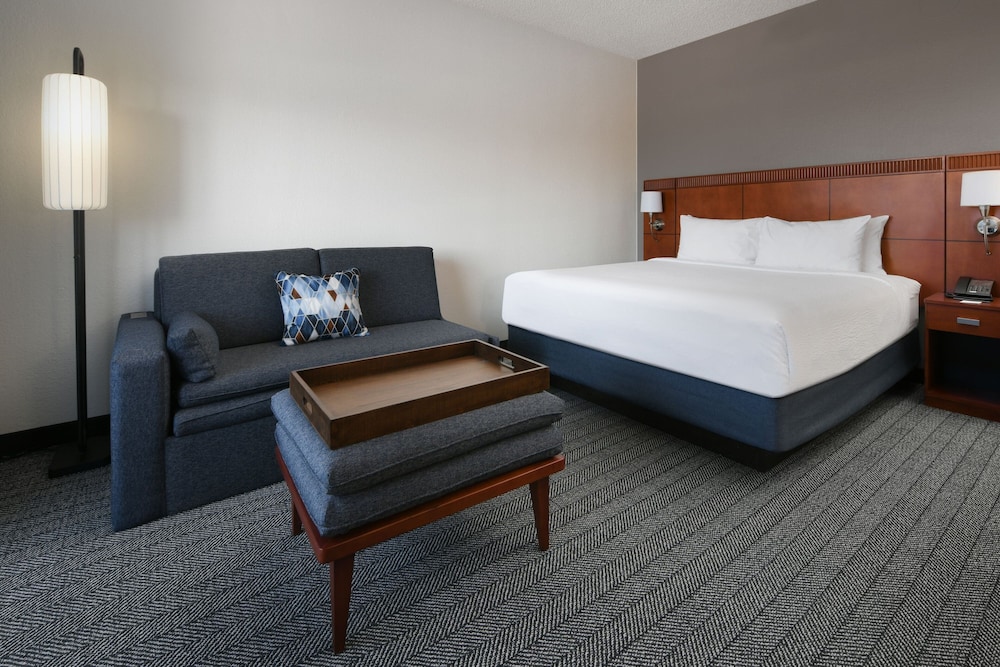 Room, 1 King Bed (Mobility/Hearing Accessible, Tub) - Photo 1