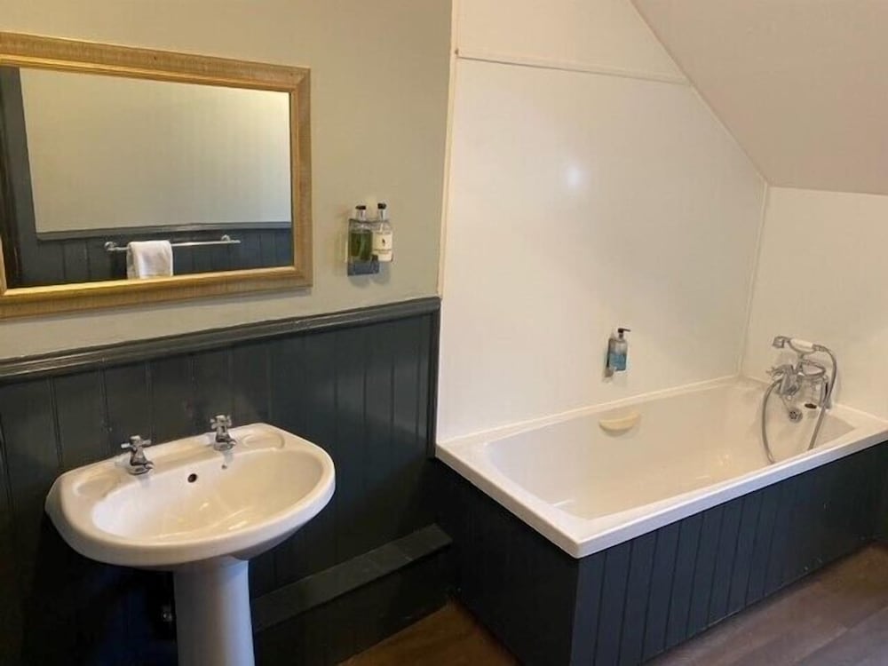 Standard Double Room, Private Bathroom - Photo 4