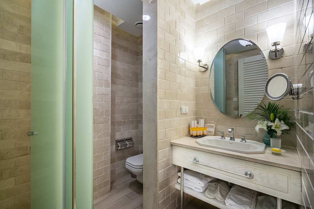 Deluxe Room, Partial Sea View thumbnail 6