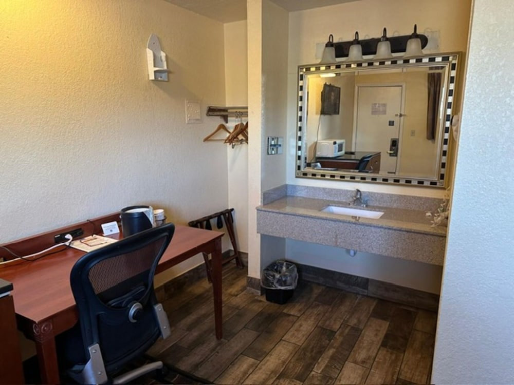 Room, 2 Queen Beds - Photo 6
