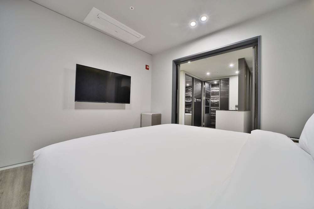 Suite Family Room - Photo 17